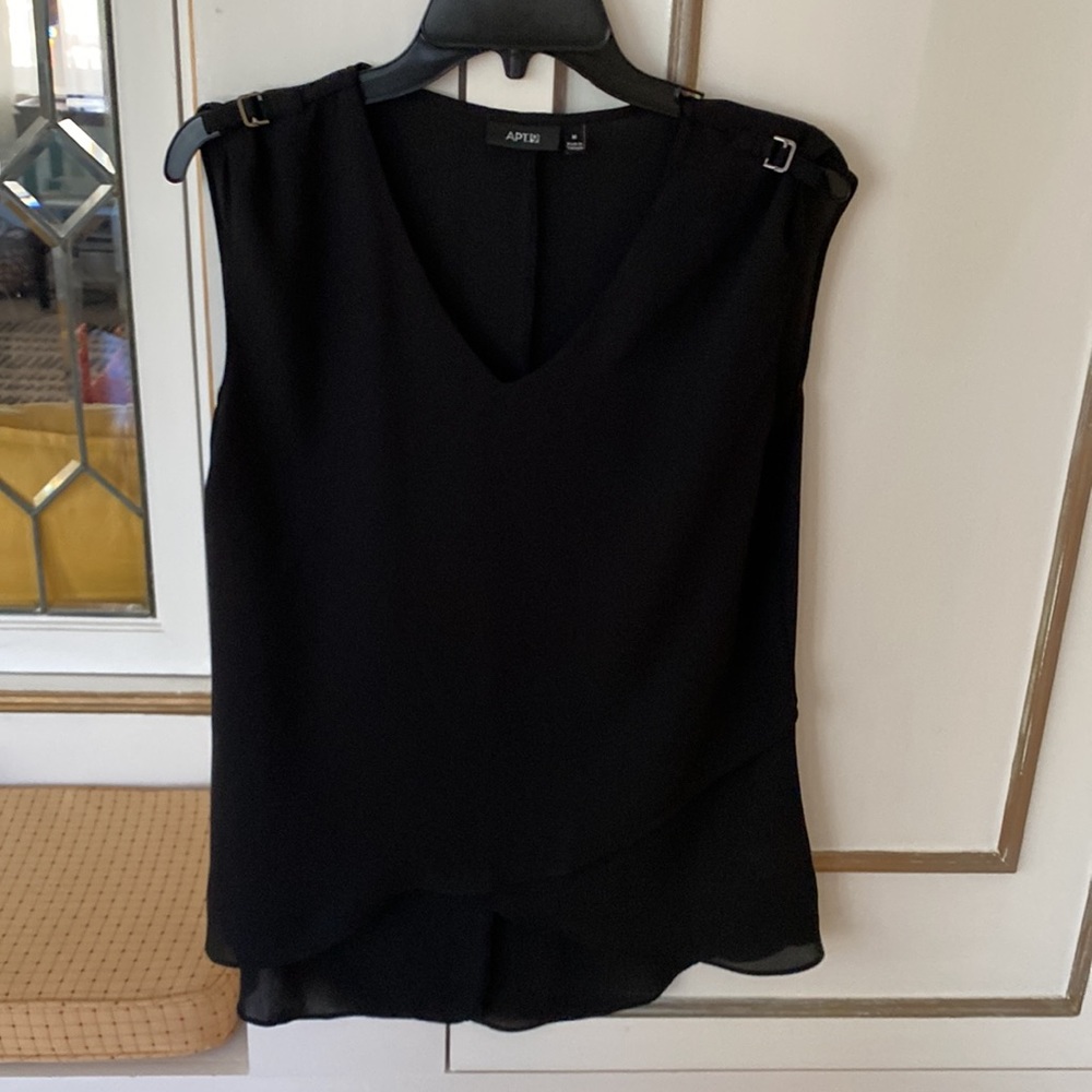 Casual sleeveless V neck blouse with high low front.  Size Medium. Apt 9